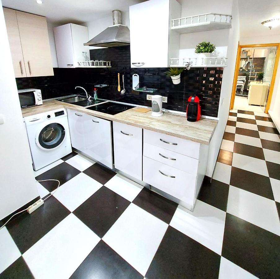 Elegant 3 Bedrooms, Wifi Free アデヘ エクステリア 写真