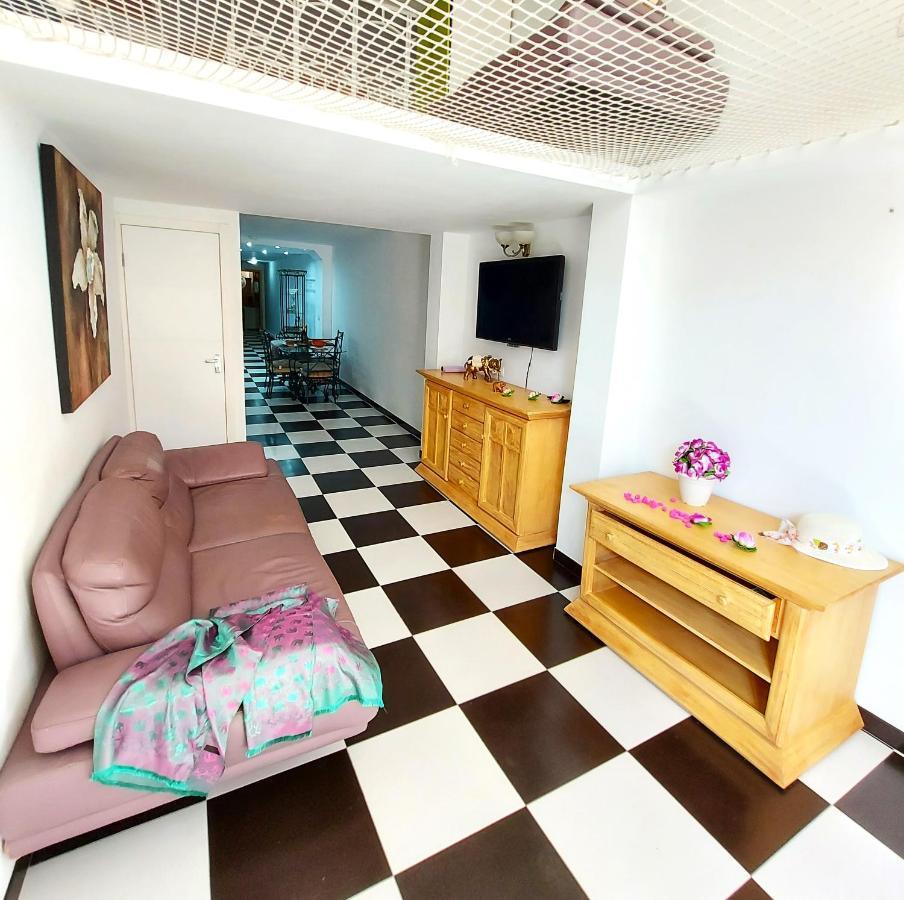 Elegant 3 Bedrooms, Wifi Free アデヘ エクステリア 写真