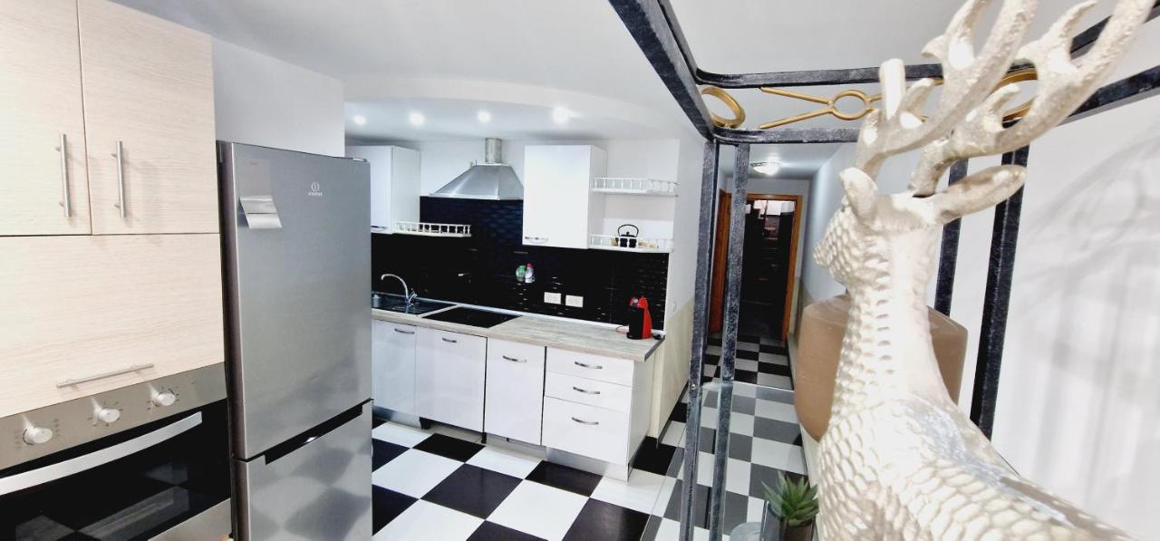 Elegant 3 Bedrooms, Wifi Free アデヘ エクステリア 写真