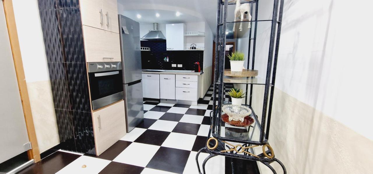 Elegant 3 Bedrooms, Wifi Free アデヘ エクステリア 写真