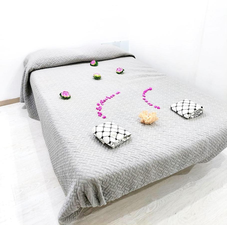 Elegant 3 Bedrooms, Wifi Free アデヘ エクステリア 写真