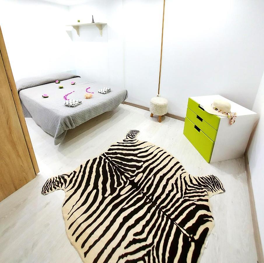 Elegant 3 Bedrooms, Wifi Free アデヘ エクステリア 写真