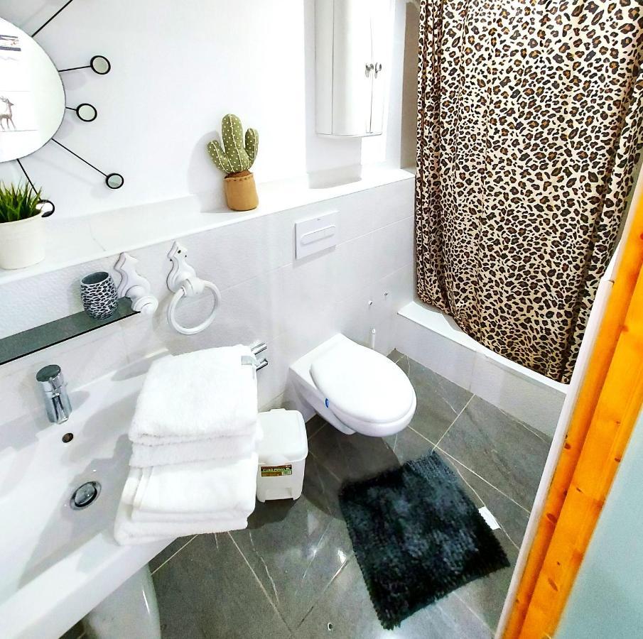 Elegant 3 Bedrooms, Wifi Free アデヘ エクステリア 写真