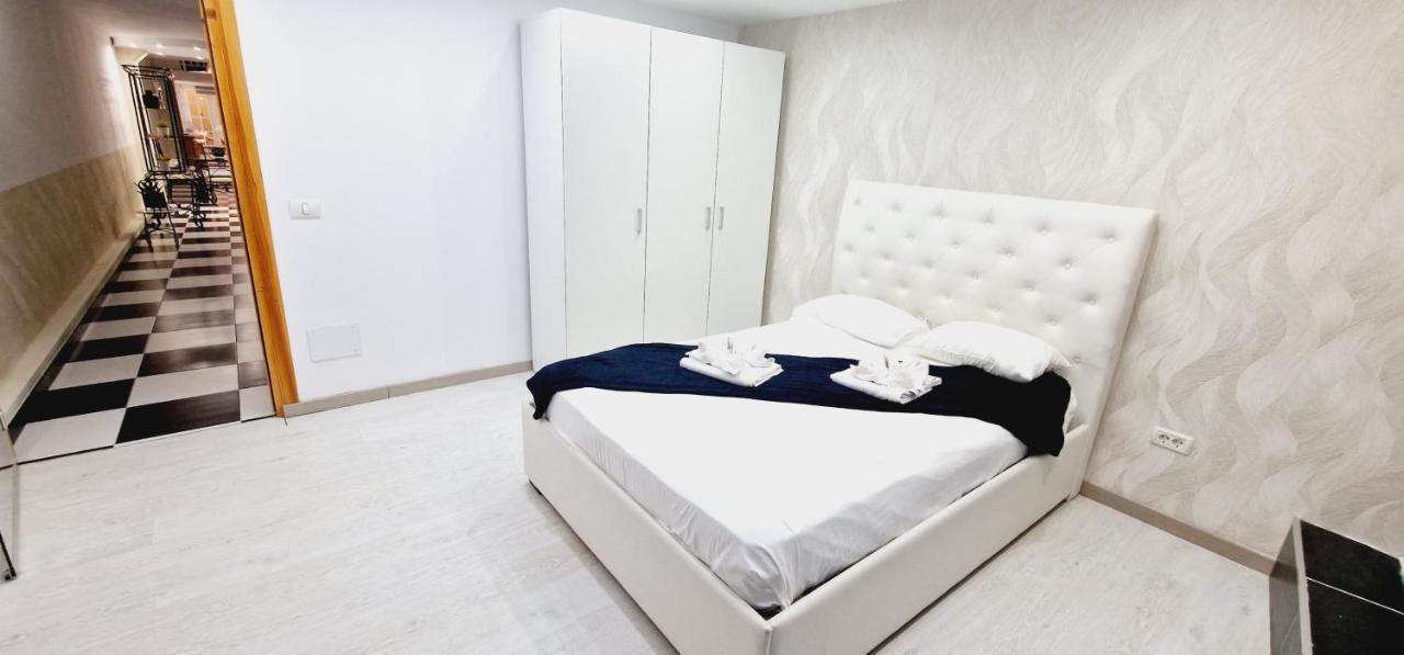 Elegant 3 Bedrooms, Wifi Free アデヘ エクステリア 写真